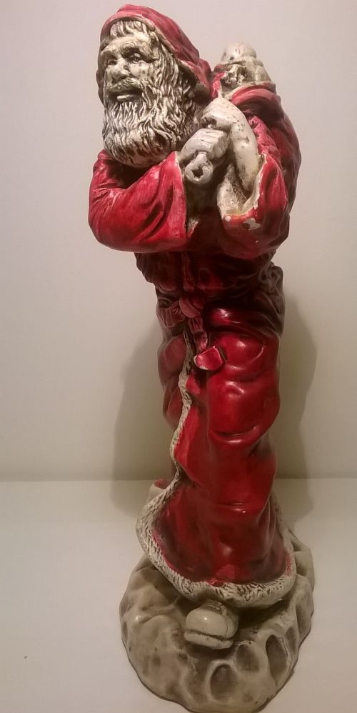 Stara gipsowa figura Świętego Mikołaja
