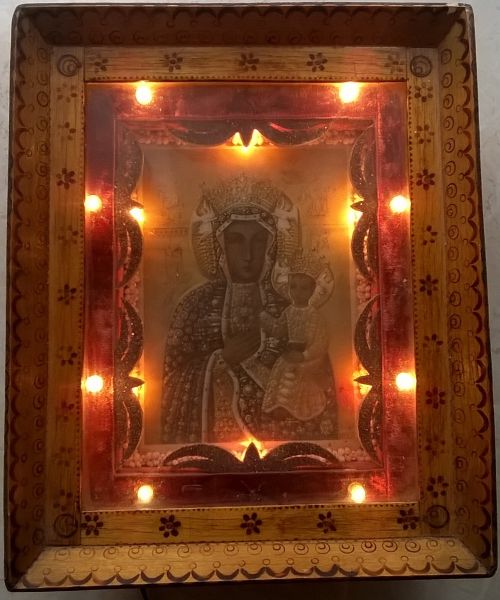 Podświetlany stary wizerunek Matki Boskiej Częstochowskiej
