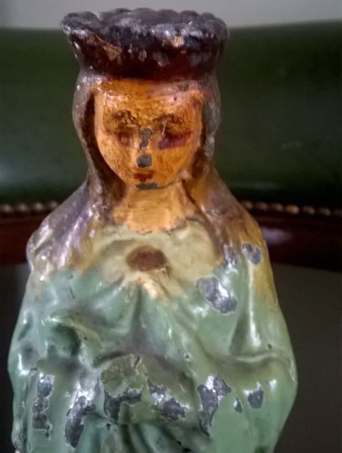 Kapliczkowa figurka Matki Boskiej