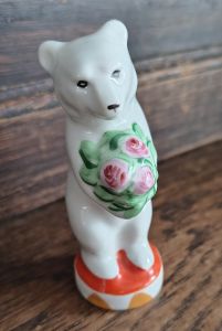 Figurka porcelanowa cyrkowy miś z bukietem Dulewo